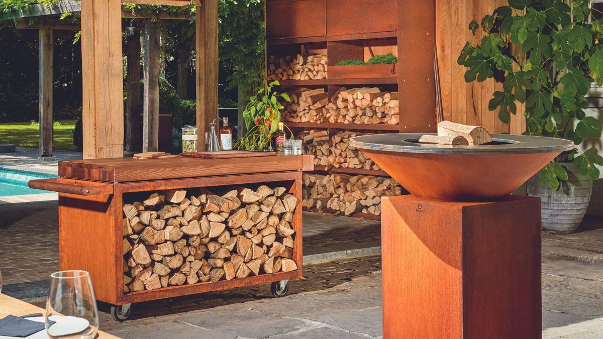 Cortenstahl-Grill in einem Garten in Portugal