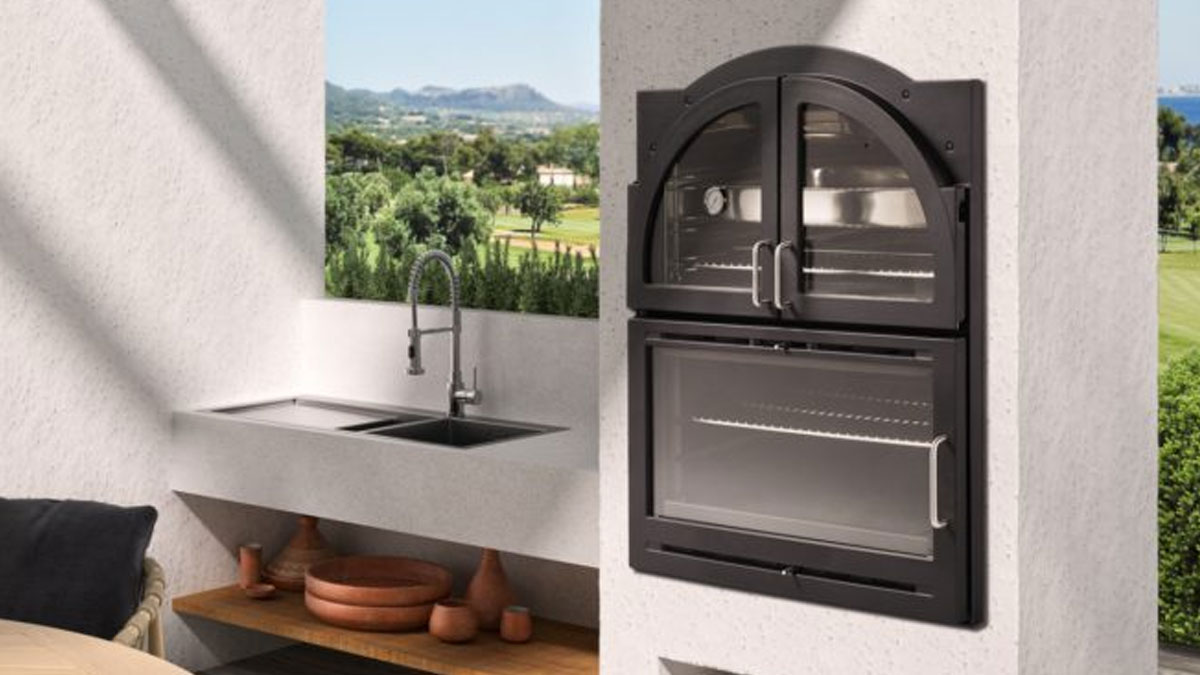 Einbaugrill mit Backofen in einer Outdoor-Küche