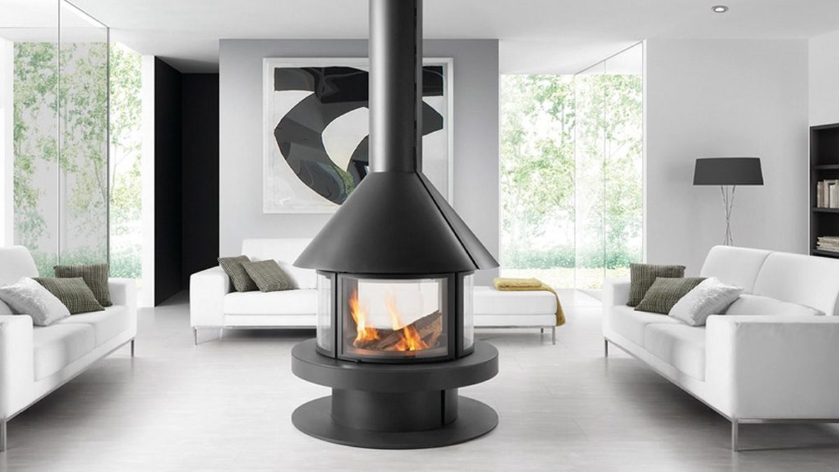 Moderner Holzkamin in einem Haus in Portugal